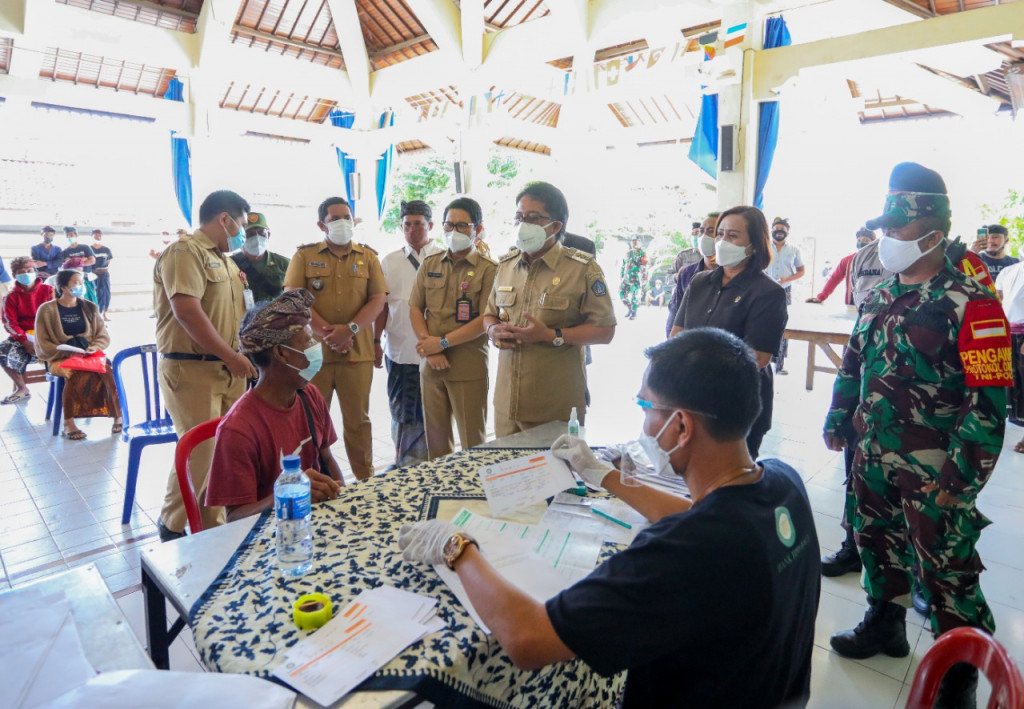Pastikan Sudah Diterima Oleh Masyarakat, Bupati Giri Prasta Pantau Langsung Penyerahan BLT